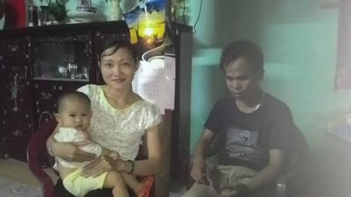 Đời sống - Chàng trai mù vất vả học nhắn tin, tán được vợ xinh nhất vùng