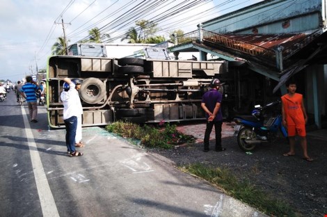 Ph&aacute;p luật - 30 người thương vong khi tr&ecirc;n đường đi ăn hỏi (H&igrave;nh 2).