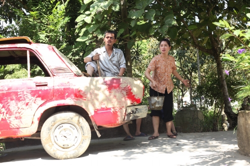 Giải trí - Hài Tết 2016: Bình Trọng phá hỏng siêu xe để làm ‘Đại gia chân đất’ (Hình 2).