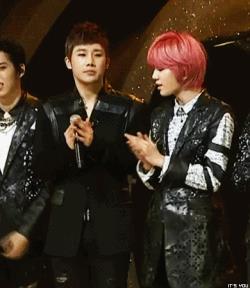 Giải trí - Cười nghiêng ngả khi ‘maknae' Kpop làm trò