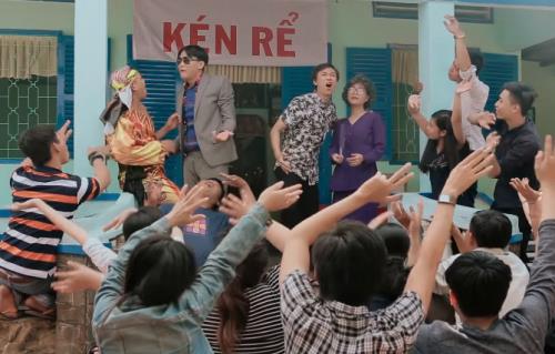 Giải trí - Hồ Việt Trung ‘phá đám’ tiệc cưới trong MV Tết