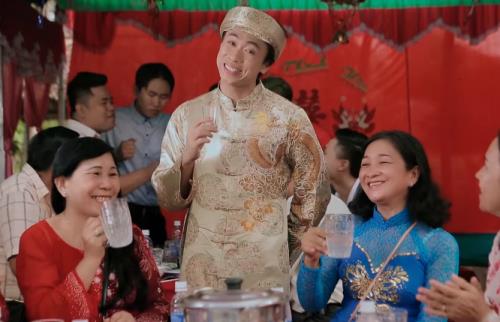 Giải trí - Hồ Việt Trung ‘phá đám’ tiệc cưới trong MV Tết (Hình 6).