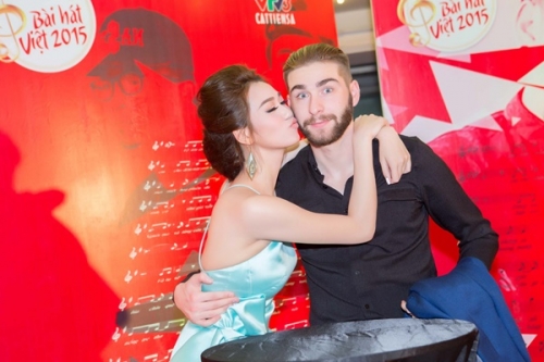 Giải tr&iacute; - Kh&aacute;nh My quấn qu&yacute;t kh&ocirc;ng rời b&ecirc;n bạn trai T&acirc;y (H&igrave;nh 4).