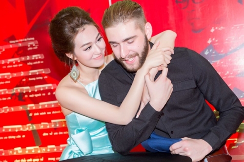 Giải tr&iacute; - Kh&aacute;nh My quấn qu&yacute;t kh&ocirc;ng rời b&ecirc;n bạn trai T&acirc;y (H&igrave;nh 6).