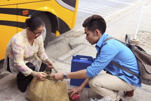 Giải tr&iacute; - Jun 365 khiến người xem cảm động qua MV 'Đường vế qu&ecirc;' (H&igrave;nh 2).