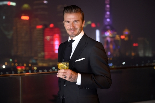 Giải trí - Tóc Tiên rạng rỡ sánh đôi cùng David Beckham (Hình 2).
