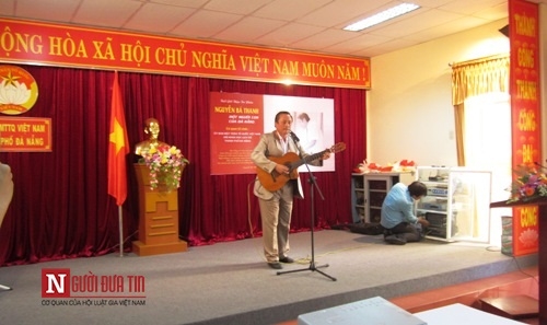 Xã hội - Con ông Nguyễn Bá Thanh bật khóc trong ngày giới thiệu sách về cha (Hình 2).