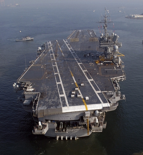 Công nghệ - 'Thành phố nổi' USS Kitty Hawk Mỹ vượt bão cuồng phong [VIDEO] (Hình 3).
