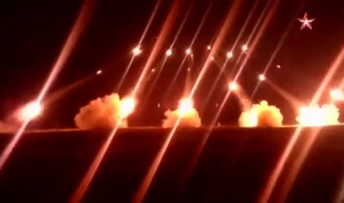 Xe++ - Cận cảnh 'bão lửa' BM-21 Grad cháy sáng trong đêm [VIDEO]