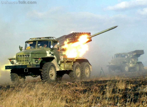 Xe++ - Cận cảnh 'bão lửa' BM-21 Grad cháy sáng trong đêm [VIDEO] (Hình 2).
