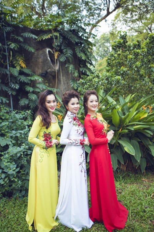 Giải trí - Nhóm Mắt Ngọc nền nã áo dài xuống phố ngày cuối năm (Hình 2).