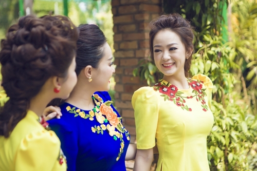 Giải trí - Nhóm Mắt Ngọc nền nã áo dài xuống phố ngày cuối năm (Hình 3).