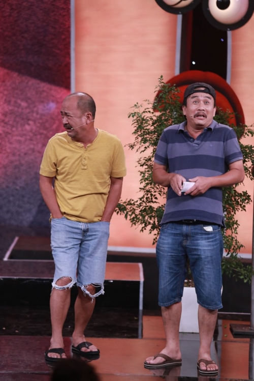 Giải trí - Hội ngộ danh hài: Việt Hương chui gầm bàn, ‘tụt quần’ Trấn Thành (Hình 2).