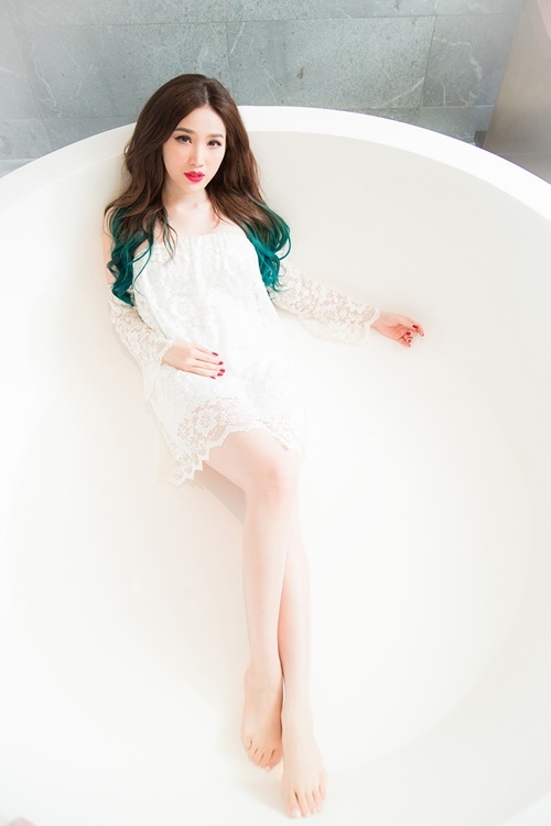 Giải trí - Bảo Thy đã chịu hở để khoe vẻ sexy của người phụ nữ (Hình 2).