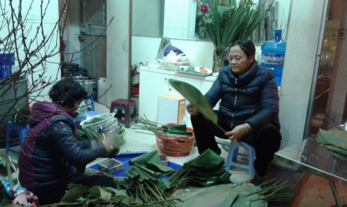 Xã hội - Ấm áp hình ảnh người Hà Nội trông bánh chưng tới sáng ngày tết