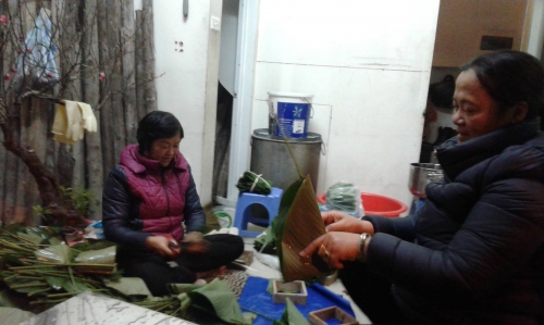 Xã hội - Ấm áp hình ảnh người Hà Nội trông bánh chưng tới sáng ngày tết (Hình 3).