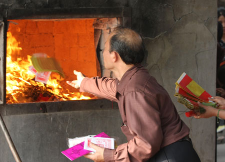 Xã hội - Lễ hóa vàng, văn khấn hóa vàng sau mùng 3 Tết: Cúng sao cho ‘chuẩn’?