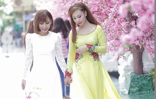 Giải trí - Chị em Đỗ Phương Thảo khoe sắc với áo dài đón Xuân
