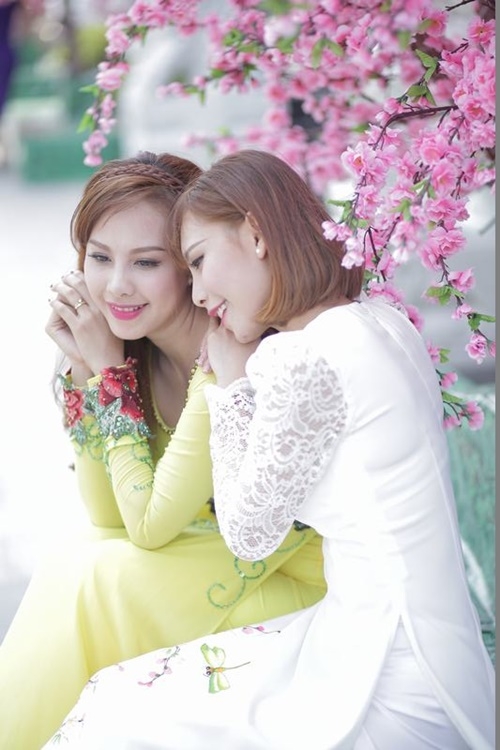 Giải trí - Chị em Đỗ Phương Thảo khoe sắc với áo dài đón Xuân (Hình 2).