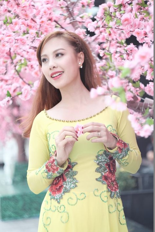 Giải trí - Chị em Đỗ Phương Thảo khoe sắc với áo dài đón Xuân (Hình 4).