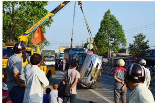 Pháp luật - Inova 7 chỗ tông dải phân cách, tài xế phá kính thoát thân (Hình 2).
