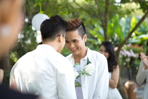 Giải trí - Biên đạo Lê Việt và bạn trai bất ngờ tổ chức đám cưới đồng tính (Hình 2).