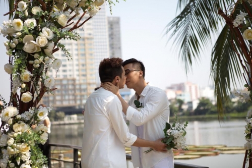 Giải trí - Biên đạo Lê Việt và bạn trai bất ngờ tổ chức đám cưới đồng tính (Hình 3).