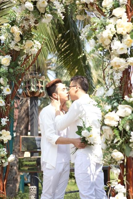 Giải trí - Biên đạo Lê Việt và bạn trai bất ngờ tổ chức đám cưới đồng tính (Hình 4).