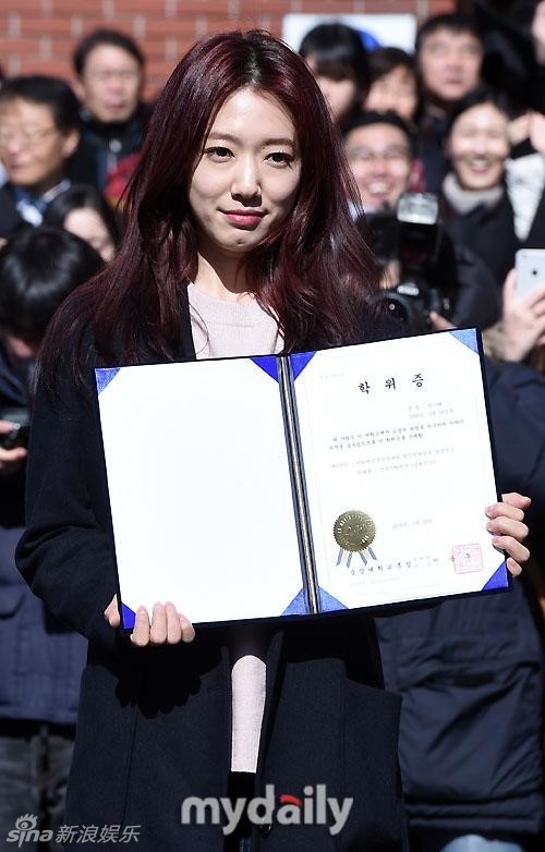 Giải trí - Park Shin Hye rạng rỡ trong ngày tốt nghiệp (Hình 2).