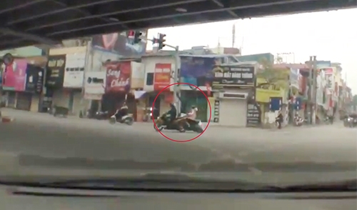 Pháp luật - Clip: Thanh niên vượt đèn đỏ tông người văng khỏi xe nằm bất tỉnh (Hình 2).