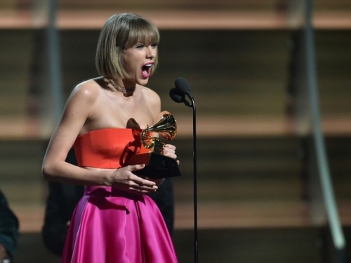 Giải trí - Grammy 2016: Taylor Swift ‘ôm giải’, Adele tức tối vì lỗi kỹ thuật