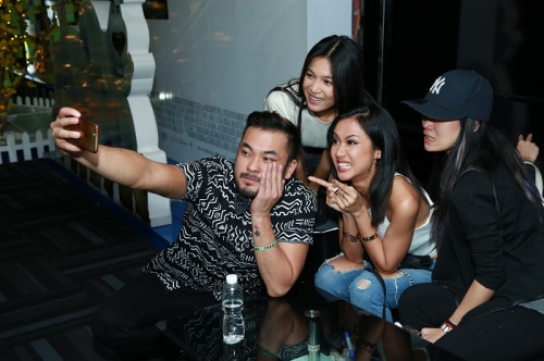 Giải trí - Suboi, Thanh Mỹ cùng 'Biệt đội Siêu Sáu' hớn hở sellfie cùng khán gi