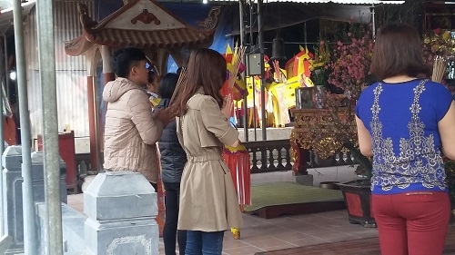 Xã hội - Giới trẻ đổ xô đi chùa, đền cầu duyên ngày rằm tháng Giêng (Hình 2).