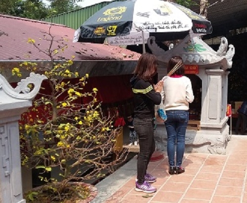 Xã hội - Giới trẻ đổ xô đi chùa, đền cầu duyên ngày rằm tháng Giêng (Hình 9).