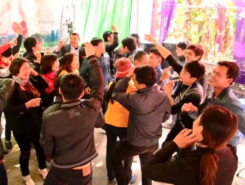 Đời sống - Lạ đời đám cưới mâm cao cỗ đầy không ăn, dành đùm to nhỏ mang về