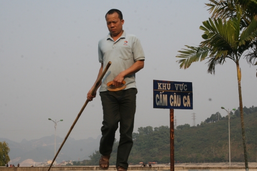 Xã hội - Bất chấp biển cấm, hàng chục người dân vẫn câu cá ngay đập thủy điện