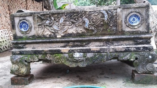 Kinh doanh - Độc đ&aacute;o bể nước cổ hơn 200 năm tuổi với hoa văn trang tr&iacute; h&igrave;nh rồng