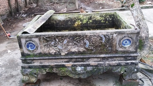 Kinh doanh - Độc đ&aacute;o bể nước cổ hơn 200 năm tuổi với hoa văn trang tr&iacute; h&igrave;nh rồng (H&igrave;nh 4).