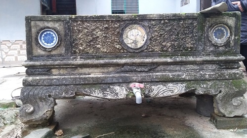 Kinh doanh - Độc đ&aacute;o bể nước cổ hơn 200 năm tuổi với hoa văn trang tr&iacute; h&igrave;nh rồng (H&igrave;nh 7).