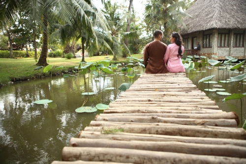 Giải tr&iacute; - Xu&acirc;n Th&ugrave;y v&agrave; &ocirc;ng x&atilde; h&oacute;a th&acirc;n th&agrave;nh n&ocirc;ng d&acirc;n ch&iacute;nh hiệu miền T&acirc;y (H&igrave;nh 4).