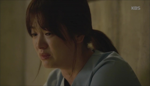 Giải trí - ‘Hậu duệ mặt trời’ tập 4: Song Joong Ki hôn Song Hye Kyo gây ‘bão’ (Hình 3).