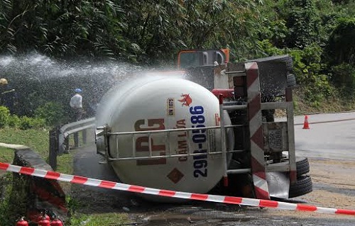 Pháp luật - Ôm cua gấp, xe bồn chở gas chút bốc hỏa trên đèo Hải Vân