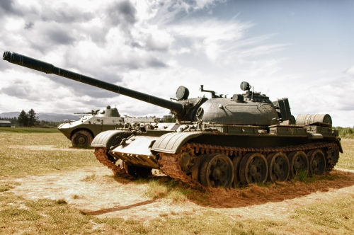 Thế giới - Cựu Hoa hậu Phần Lan lái xe tăng T-55 nghiền nát ô tô [VIDEO]