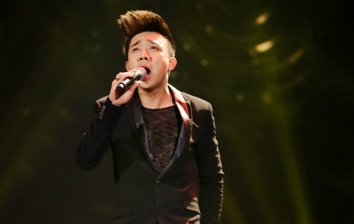 Giải tr&iacute; - Video: Trấn Th&agrave;nh h&aacute;t song ngữ ngọt ng&agrave;o tặng Hari Won giữa s&acirc;n khấu