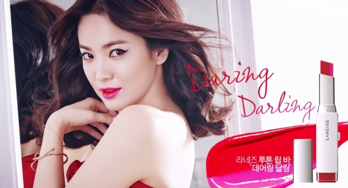 Giải tr&iacute; - Soi BST b&ocirc;ng tai &lsquo;khủng&rsquo; v&agrave; son &lsquo;g&acirc;y sốt&rsquo; của Song Hye Kyo trong &lsquo;Hậu duệ Mặt Trời&rsquo; (H&igrave;nh 2).