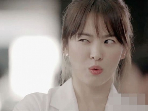 Giải tr&iacute; - Soi BST b&ocirc;ng tai &lsquo;khủng&rsquo; v&agrave; son &lsquo;g&acirc;y sốt&rsquo; của Song Hye Kyo trong &lsquo;Hậu duệ Mặt Trời&rsquo; (H&igrave;nh 8).