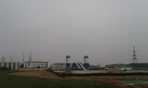 Kinh doanh - Cận cảnh trạm trộn bê tông khổng lồ tọa lạc giữa khuôn viên Trường Đại học Thành Tây