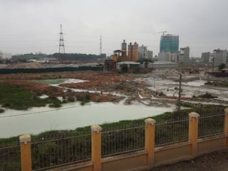 Kinh doanh - Cận cảnh trạm trộn bê tông khổng lồ tọa lạc giữa khuôn viên Trường Đại học Thành Tây (Hình 8).