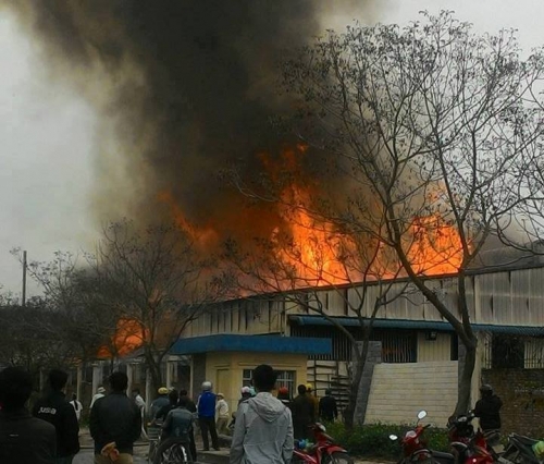 Pháp luật - Bắc Ninh: Cháy lớn thiêu rụi hàng trăm mét nhà xưởng Công ty gỗ KCN Quế Võ (Hình 3).