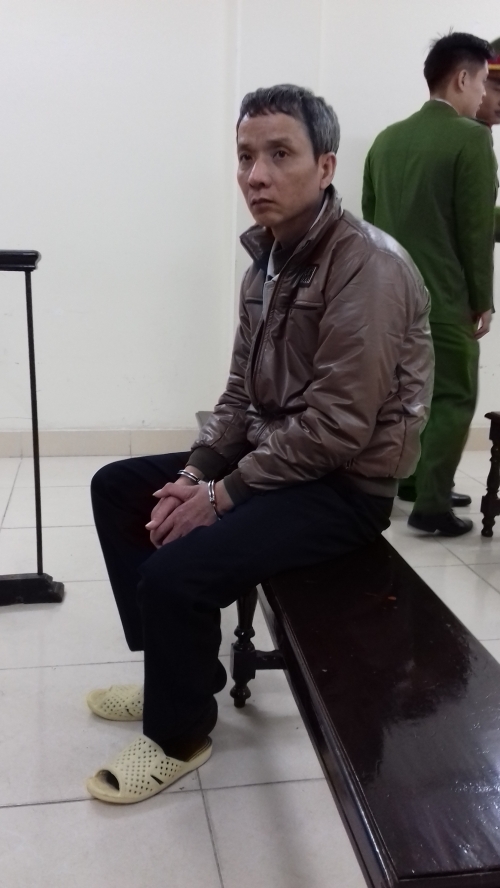 Pháp luật - Khuôn mặt nhầu nhĩ của đối tượng đuổi chém chủ quán lẩu trước phiên tòa xét xử
